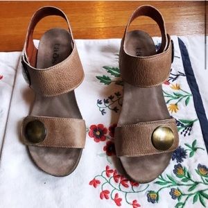 Taos Carousel 2 Wedge Leather Taupe Sandal COMFY